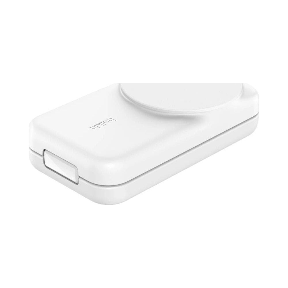 Ein weißes Ladeetui mit einem silbernen Riegel und dem Belkin-Logo.