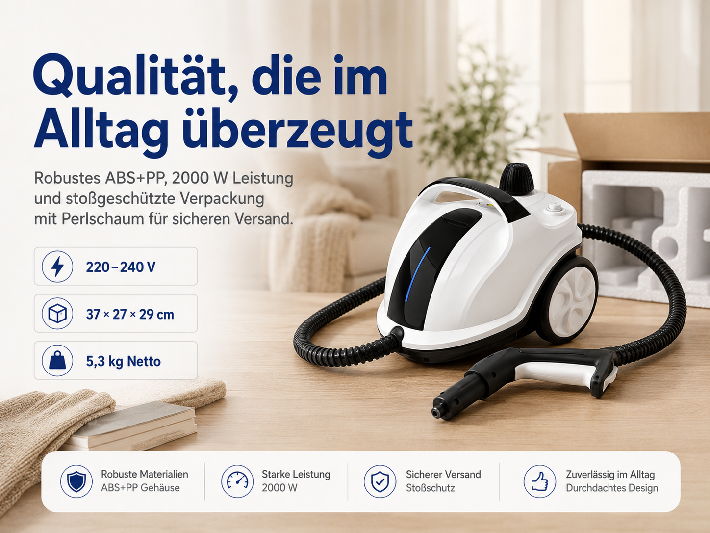 Ein weißer Dampfreiniger mit schwarzem Schlauch und Aufsatz steht auf einem Holztisch.