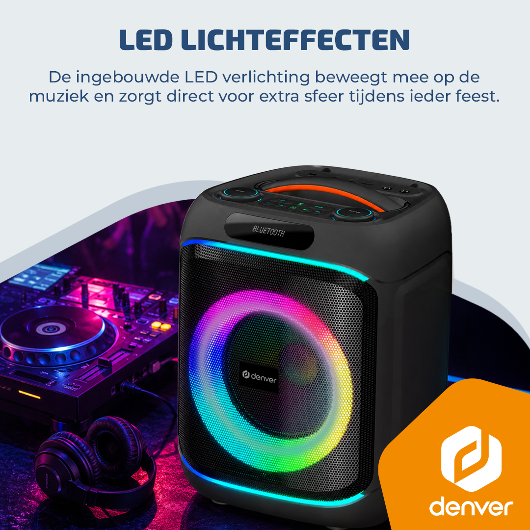 Een zwarte speaker met kleurrijke LED-verlichting naast een DJ-set.