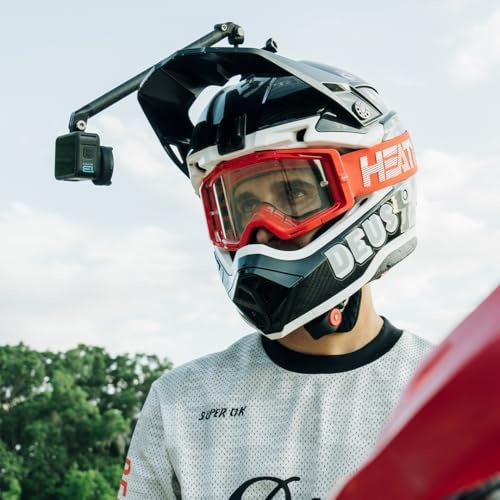 Motorradfahrer mit Helm und GoPro, rote Brille, sonniger Tag.