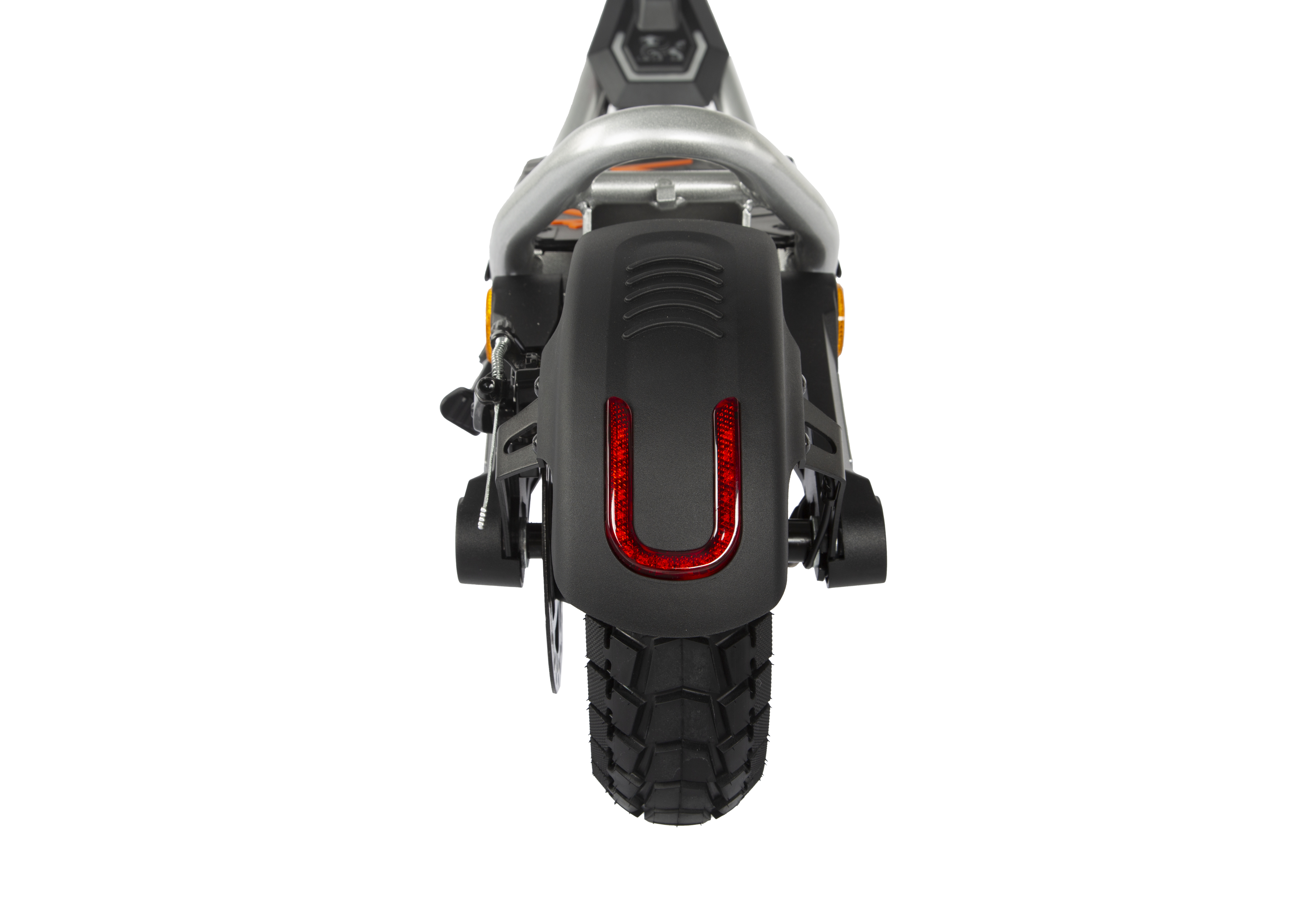 Vista posteriore di uno scooter elettrico con parafango nero, fanale posteriore rosso e pneumatico.