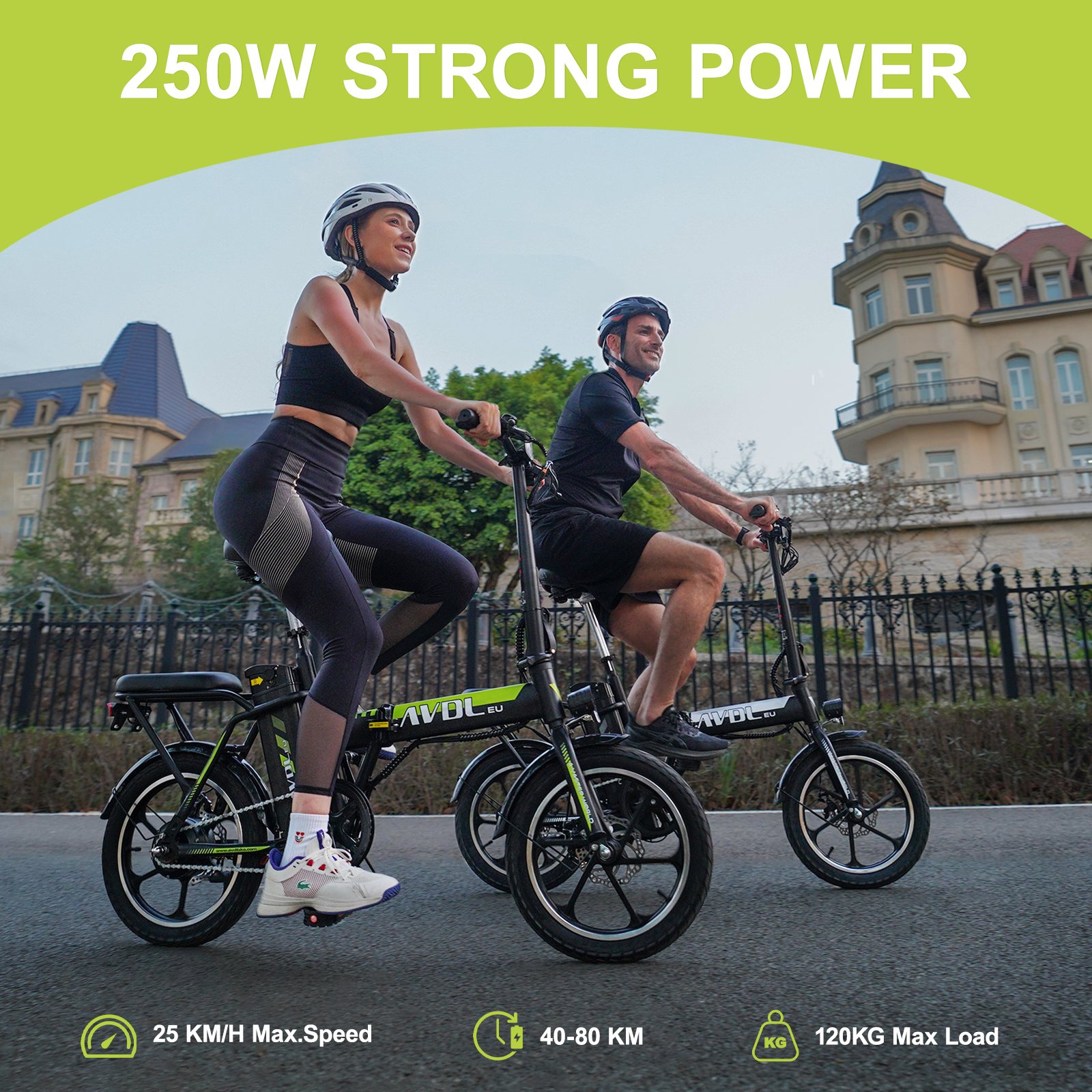 Mann und Frau fahren E-Bikes vor einem Gebäude.