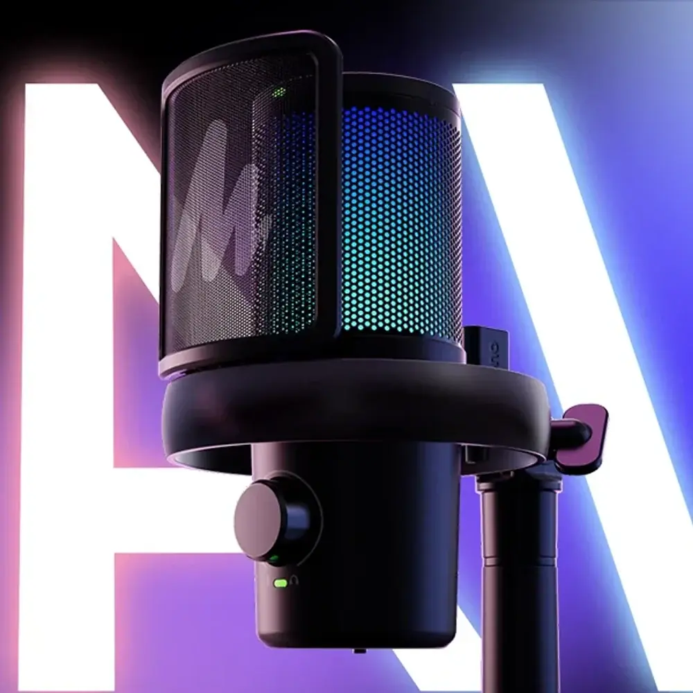 Un microfono nero con illuminazione RGB è montato su un supporto davanti a uno sfondo al neon.