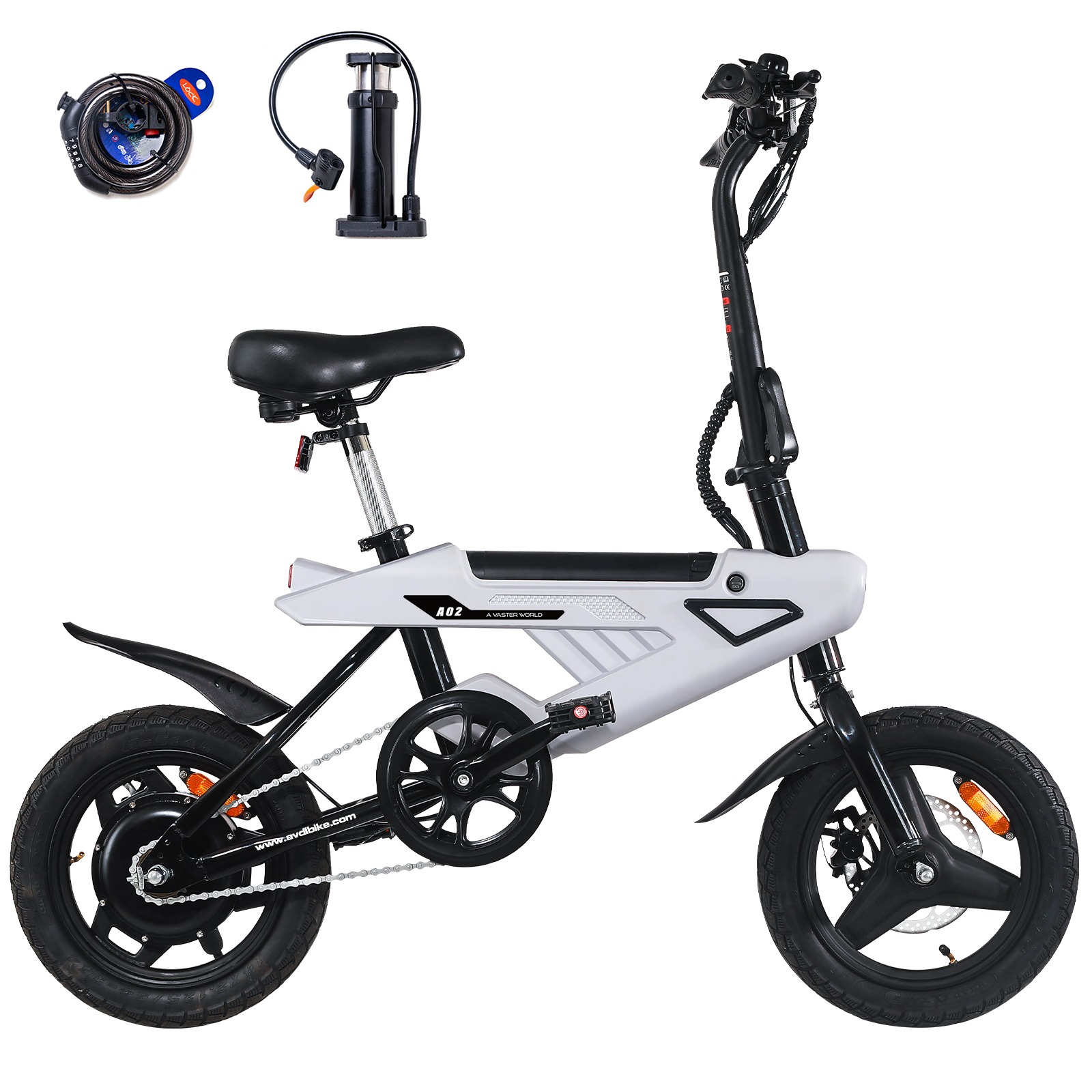 Ein weißes und schwarzes E-Bike mit Fahrradschloss und Luftpumpe daneben.