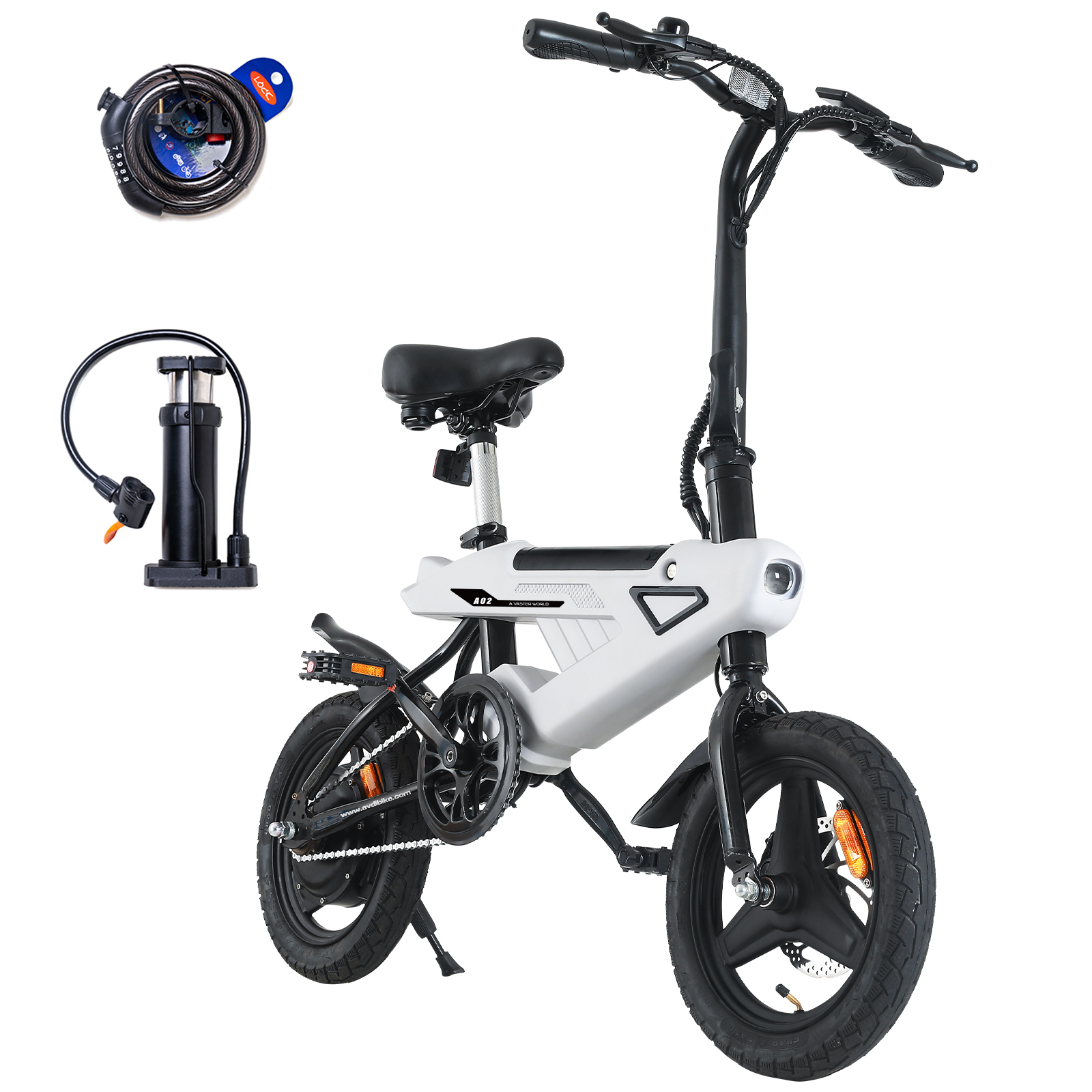 Ein weißes faltbares E-Bike mit schwarzem Lenker, Sitz und Reifen. Eine Luftpumpe und ein Schloss sind daneben.