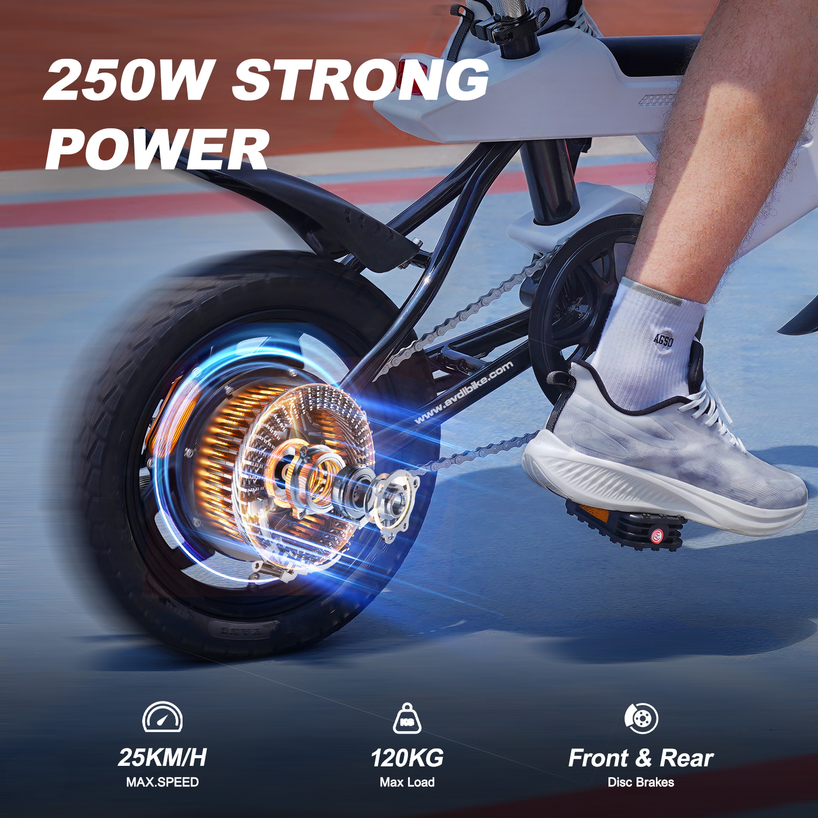 Ein Mann tritt in die Pedale eines E-Bikes mit sichtbarem Motor und Kette.