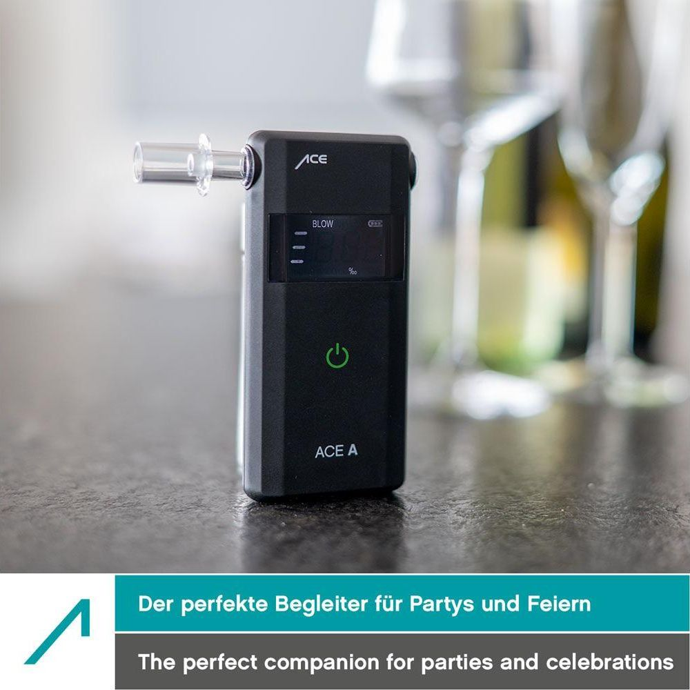Schwarzer ACE A Alkoholtester mit Mundstück und Display. Im Hintergrund Gläser.