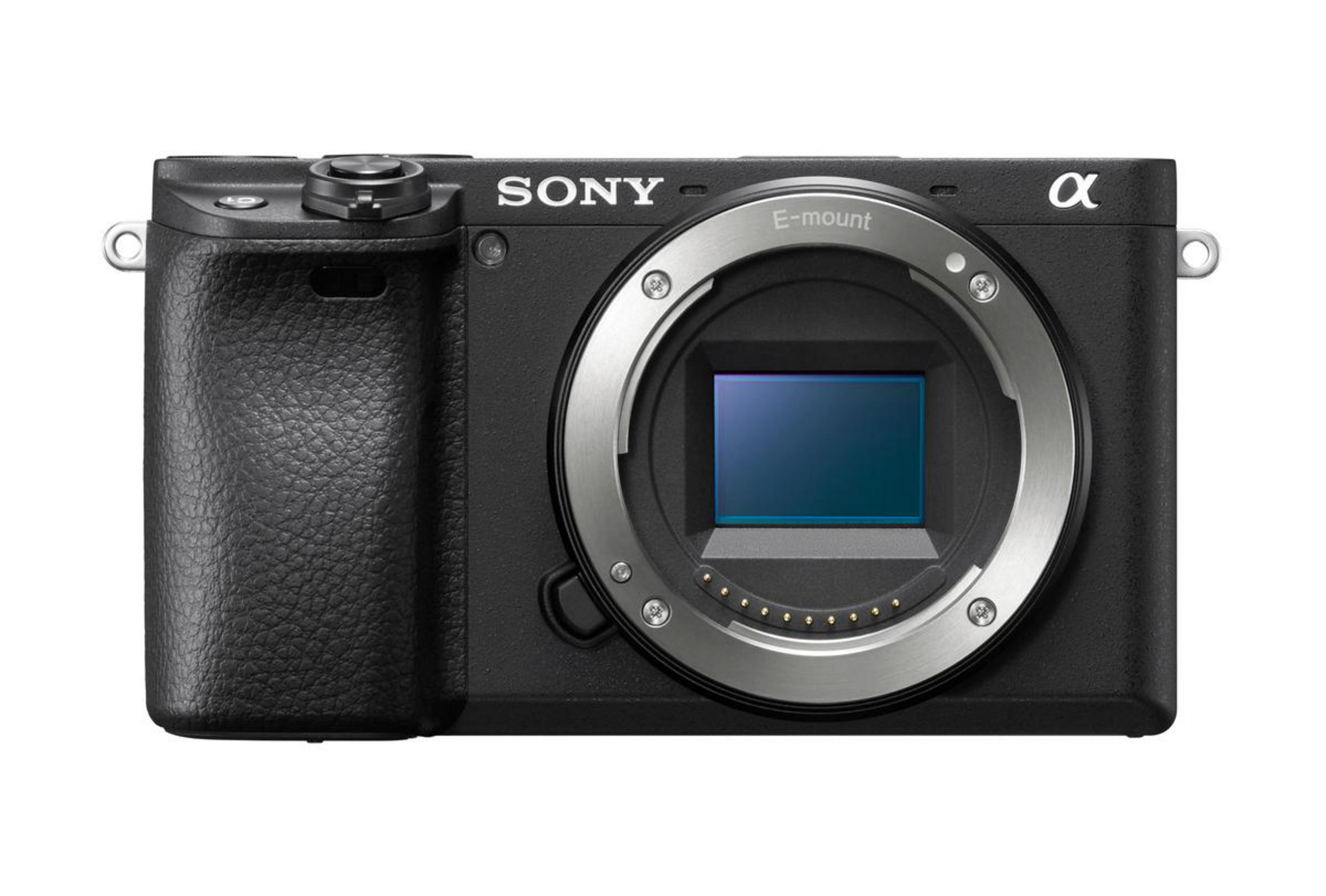 Fotocamera Sony Alpha nera con anello obiettivo argento e sensore blu.