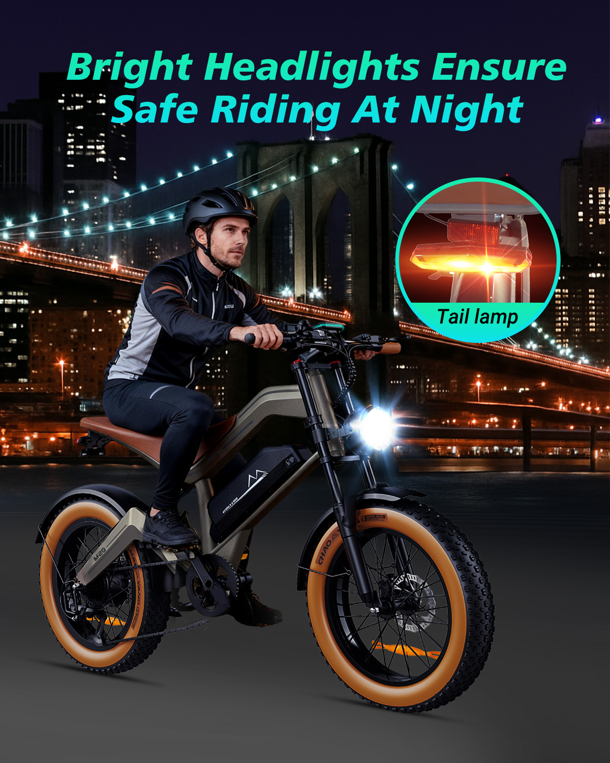 Uomo in bicicletta di notte davanti a un ponte, con faro e fanale posteriore luminosi.