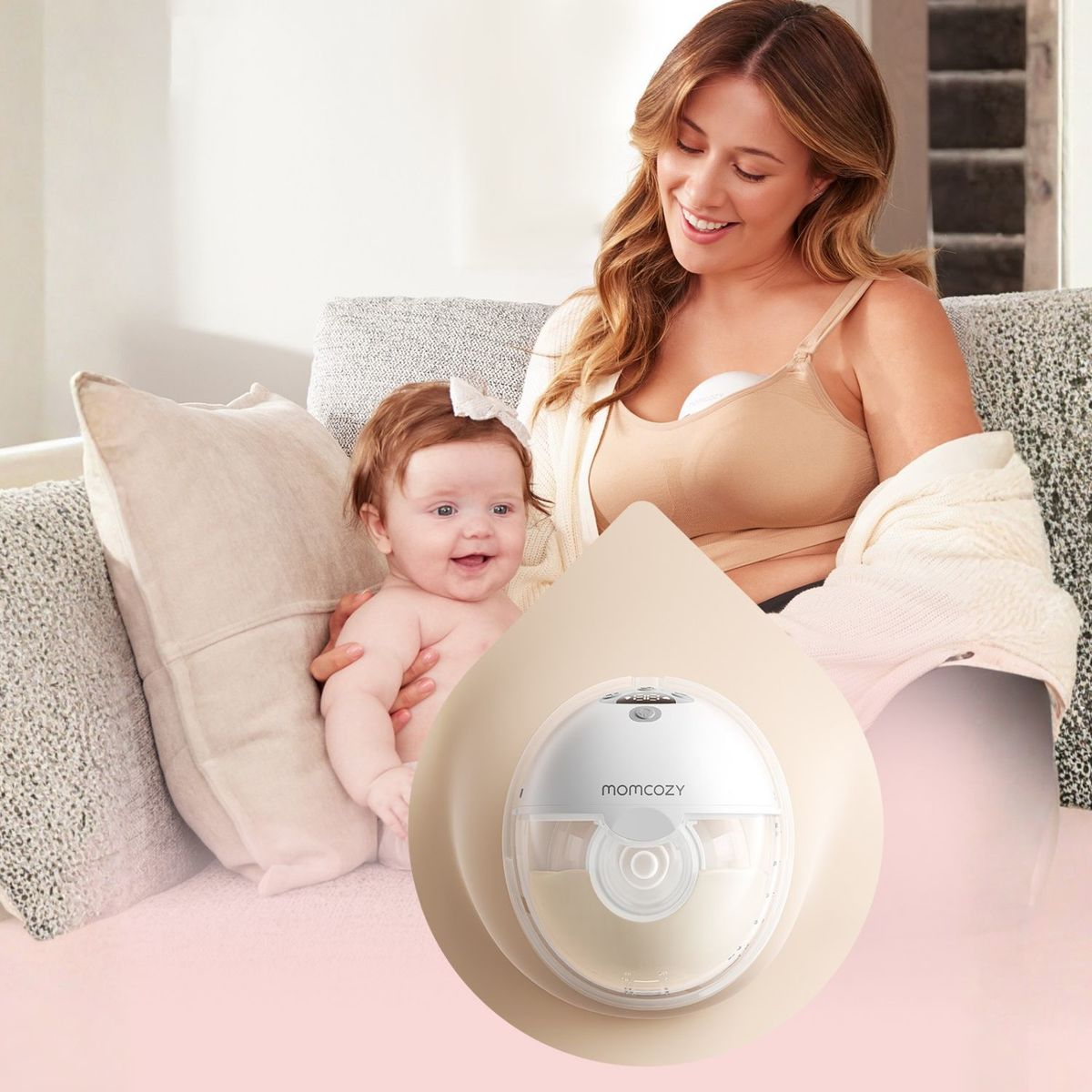 Eine lächelnde Frau hält ein Baby. Ein Milchpumpenbehälter ist im Vordergrund.