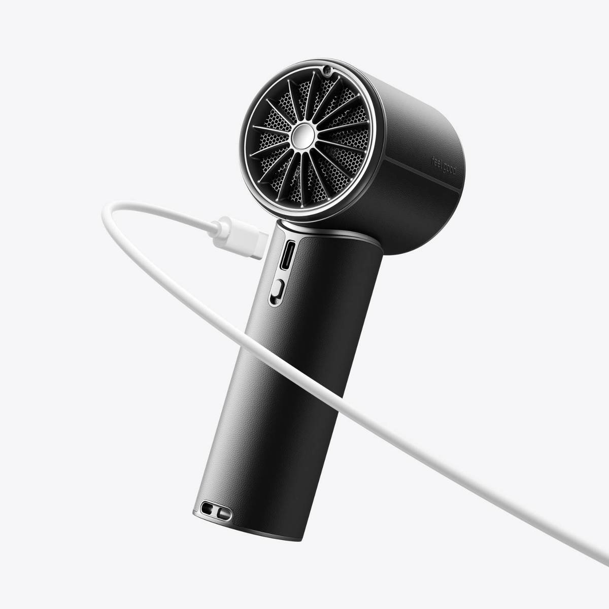 Ein schwarzer Haartrockner mit einem weißen USB-C-Kabel, das in die Basis eingesteckt ist.