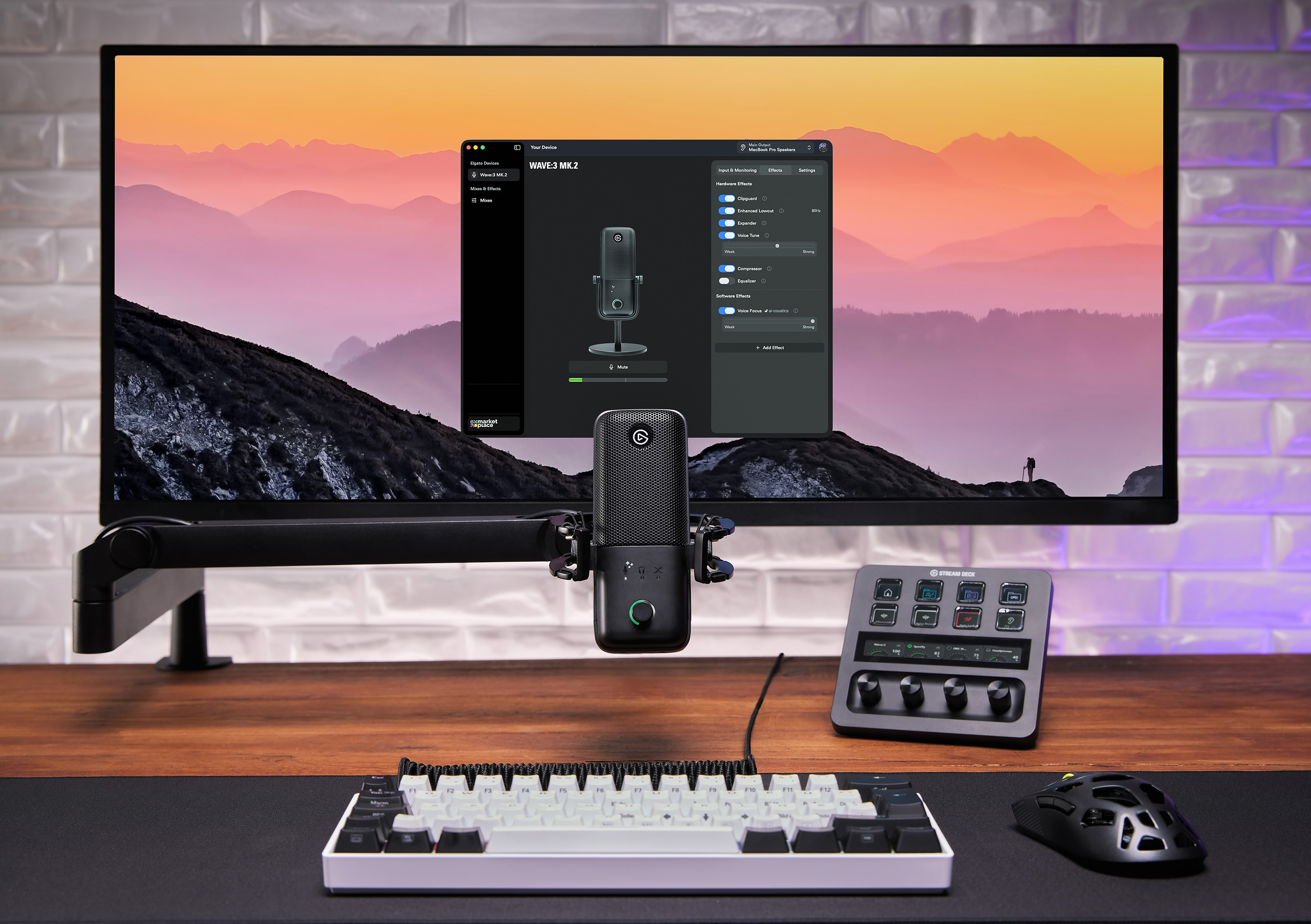 Zestaw biurkowy z monitorem, mikrofonem, klawiaturą, myszą i Stream Deckiem.