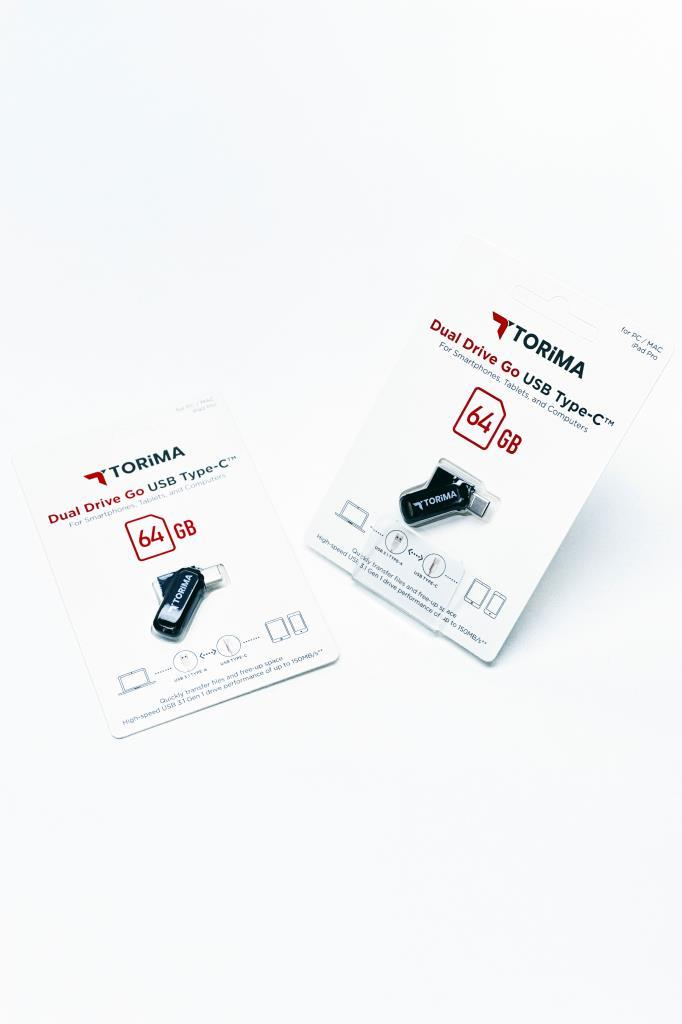 Beyaz arka plan üzerinde iki adet TORIMA Dual Drive Go USB Type-C 64GB flash bellek.