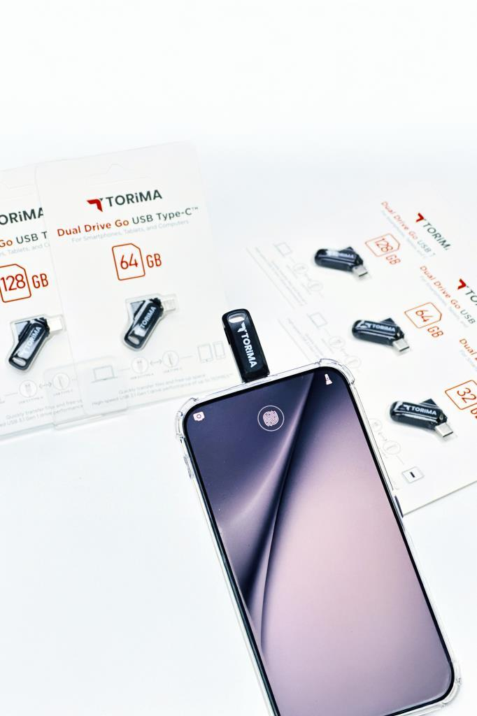 TORIMA USB-C bellek takılı bir akıllı telefon.