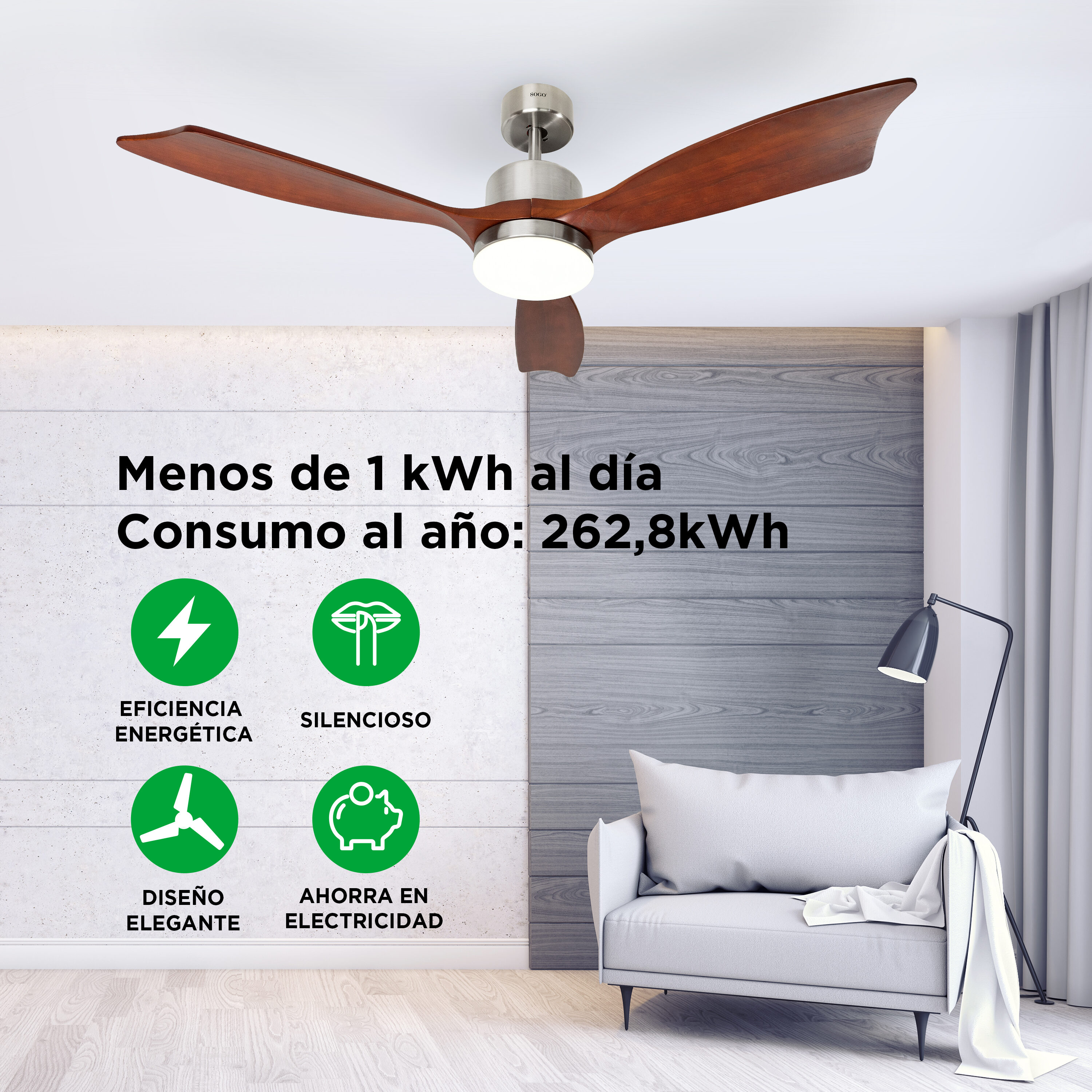 Un ventilatore da soffitto con pale in legno e una lampada sopra un divano.