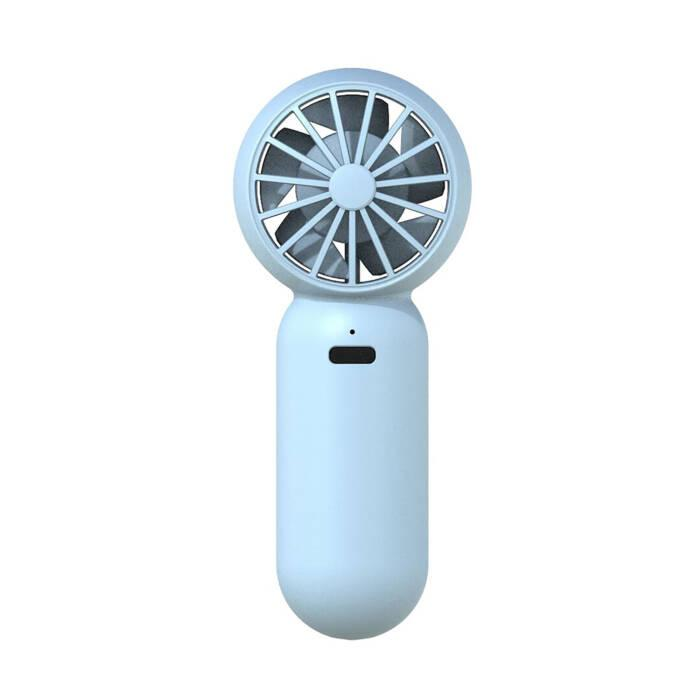 Un ventilatore portatile azzurro con testa rotonda e manico rettangolare.