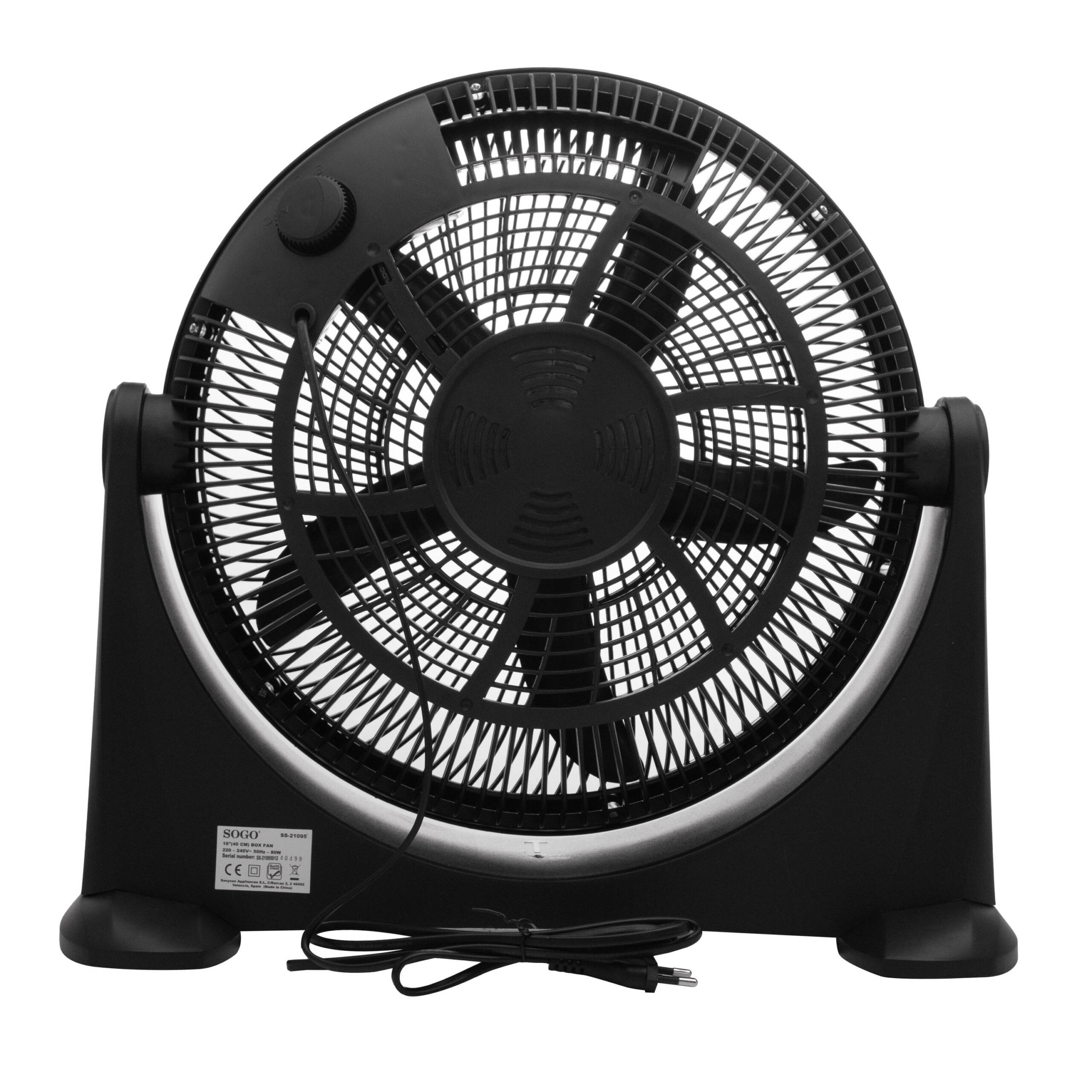 Un ventilador de caja negro sobre fondo blanco con cable y enchufe visibles.