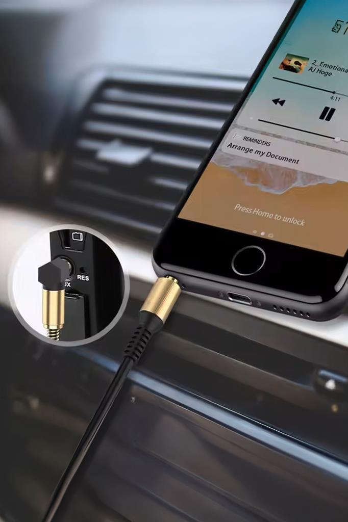 Bir iPhone, altın uçlu siyah kablo ile bir araba cihazına bağlı.
