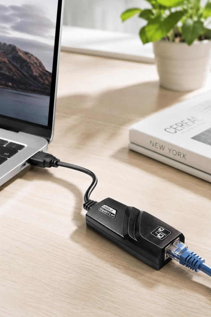Siyah bir USB 3.0 Gigabit LAN adaptörü, bir dizüstü bilgisayarı mavi bir Ethernet kablosuna bağlar.