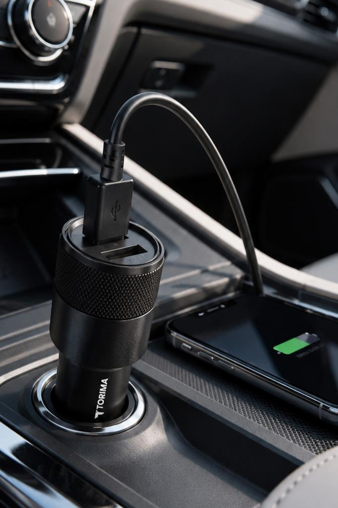 USB kablolu araç şarj cihazı bir akıllı telefonu şarj ediyor. Telefon yeşil pil simgesi gösteriyor.