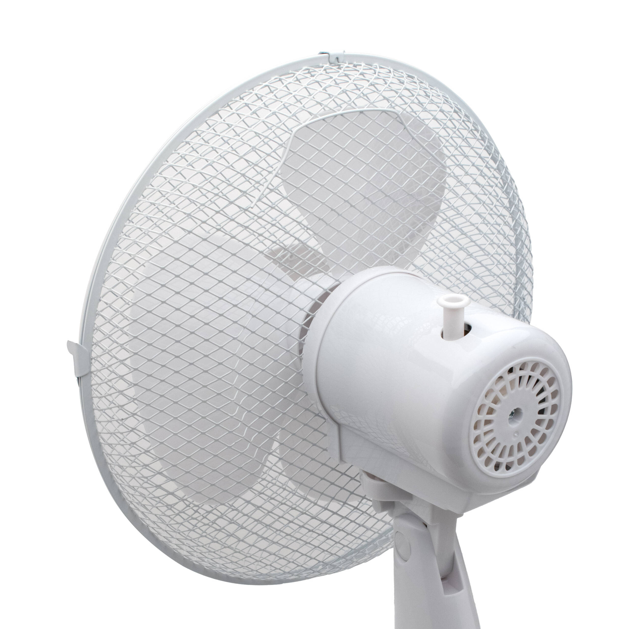 Un ventilatore da terra bianco con griglia di sicurezza e pale.