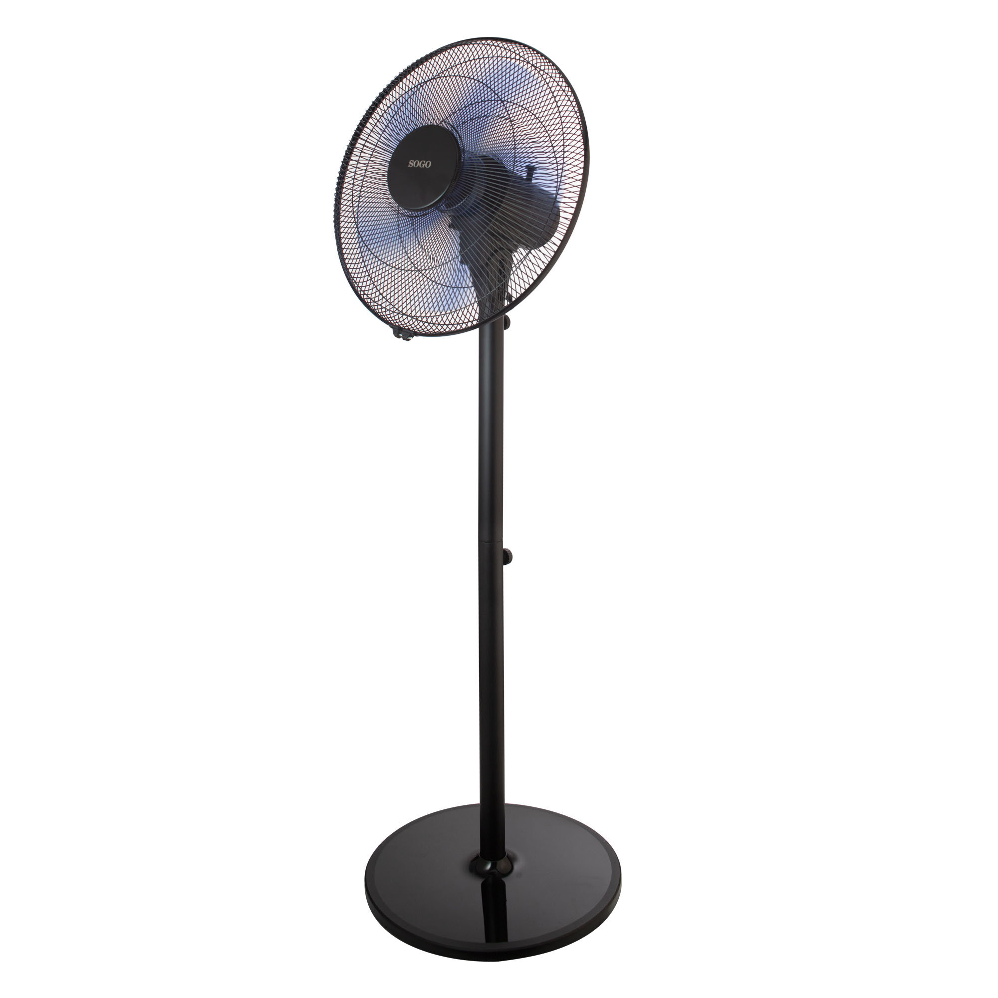 Un ventilatore da terra nero con base rotonda e rotore blu.