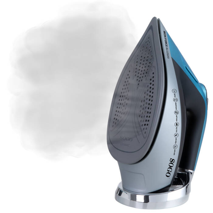 Un ferro da stiro a vapore blu e grigio poggia sulla sua base, emettendo vapore.