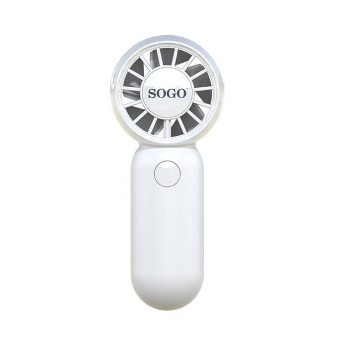 Un pequeño ventilador blanco con logo Sogo en la rejilla.