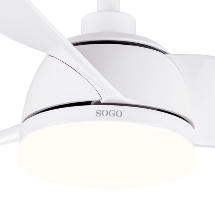 Un ventilatore da soffitto bianco con tre pale e luce integrata.