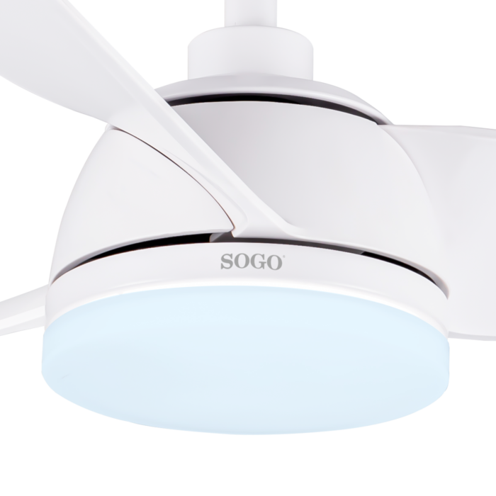 Primo piano di un ventilatore da soffitto bianco con paralume illuminato.