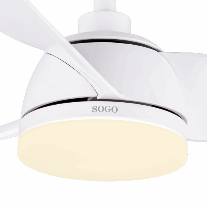 Un ventilatore da soffitto bianco con illuminazione e tre pale.