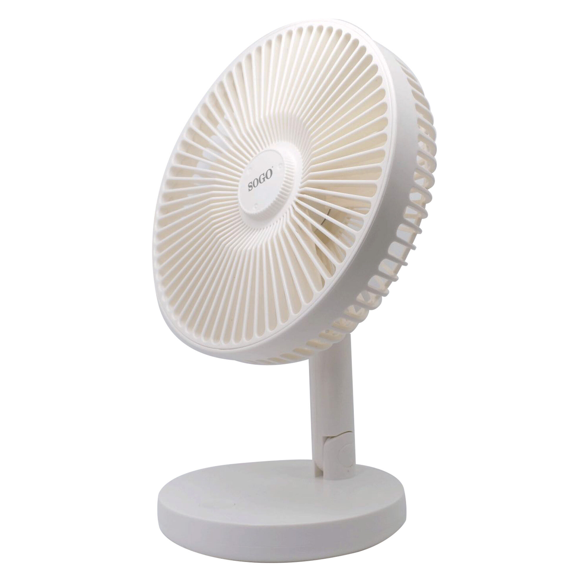 Un piccolo ventilatore da tavolo bianco con base rotonda e testa inclinabile.
