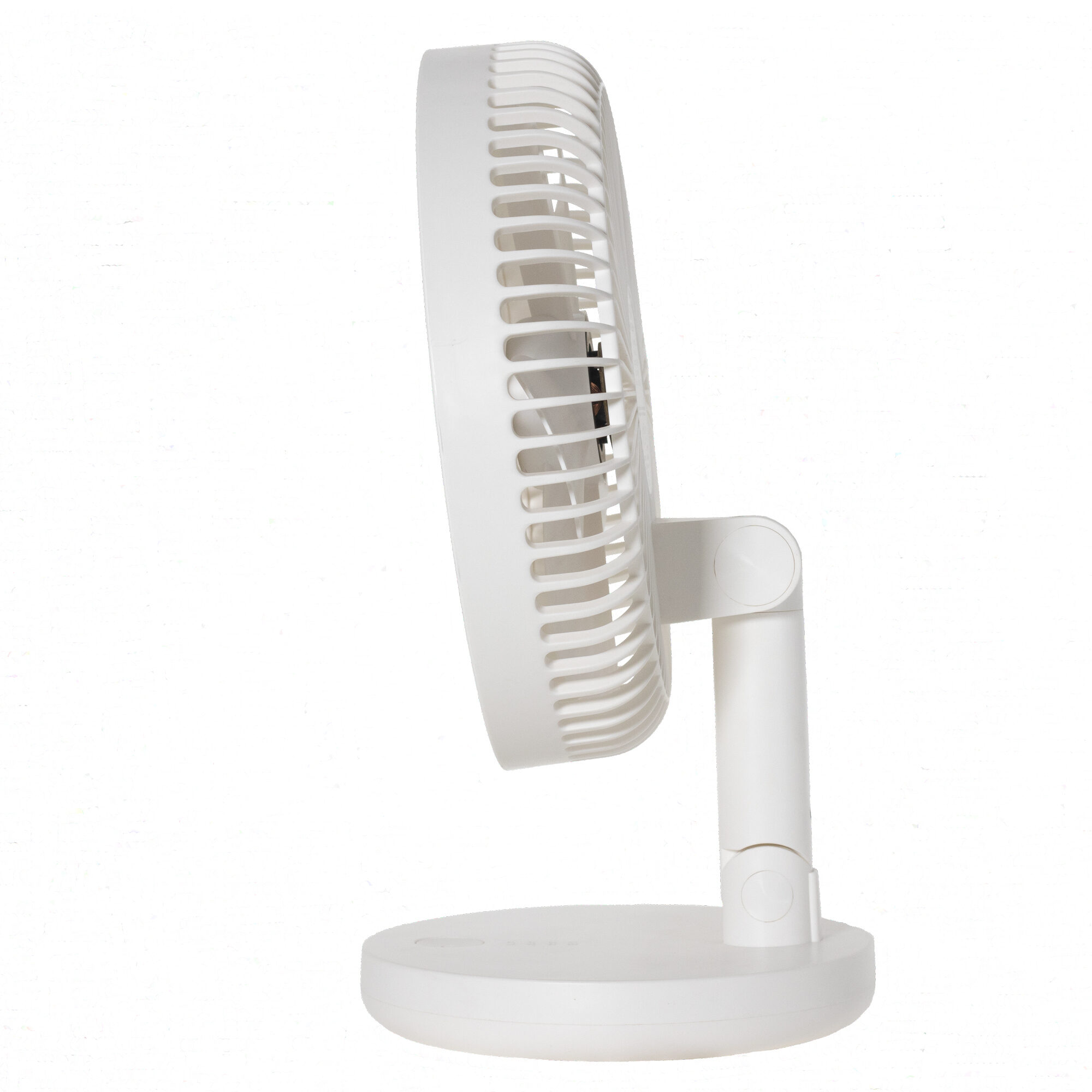 Un ventilatore da scrivania bianco con testa e base regolabili.