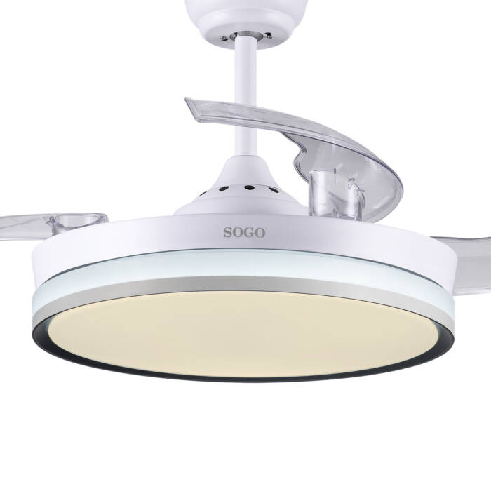 Una ventola da soffitto SOGO bianca con luce integrata e pale retrattili.