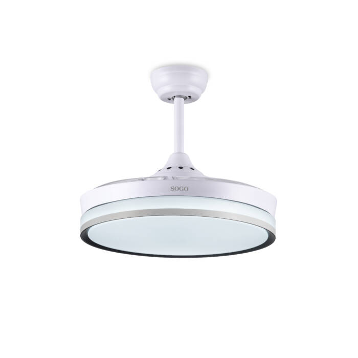 Un moderno ventilatore da soffitto bianco con luce, montato a soffitto.