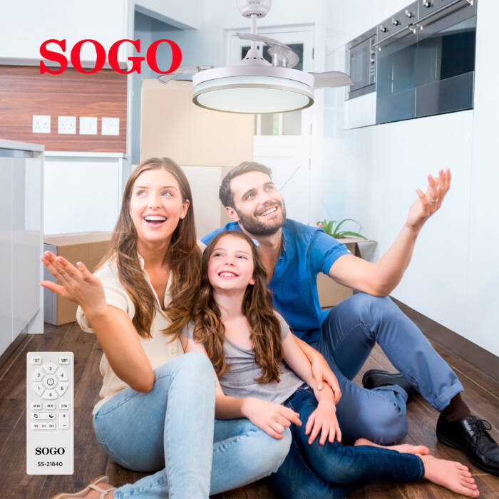 Famiglia seduta a terra davanti a ventilatore a soffitto con luce. Logo SOGO in alto a sinistra.