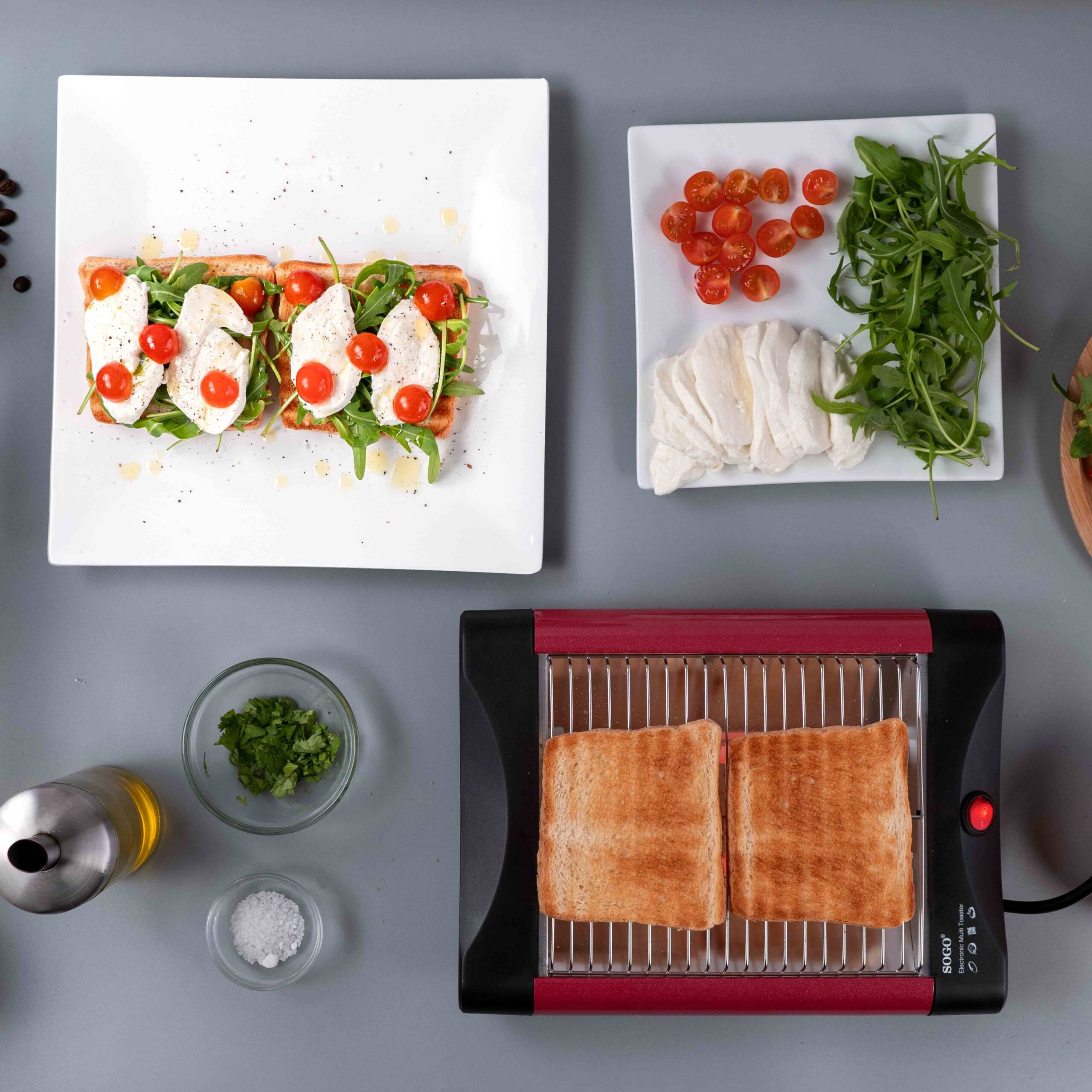 Toast con mozzarella, pomodorini e rucola, accanto agli ingredienti e un tostapane con toast.