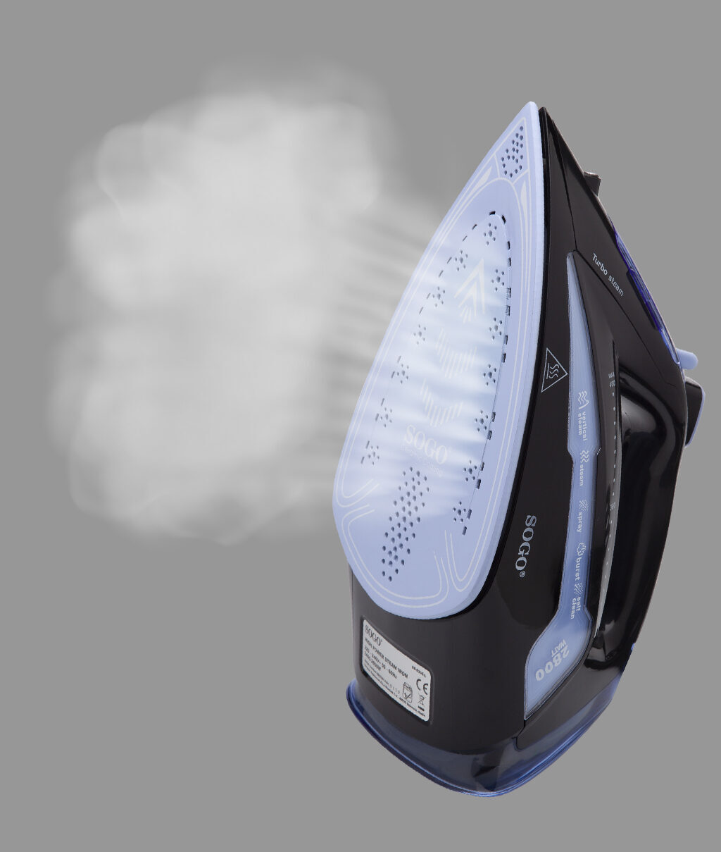 Un ferro da stiro a vapore SOGO nero e blu emette una grande nuvola di vapore.