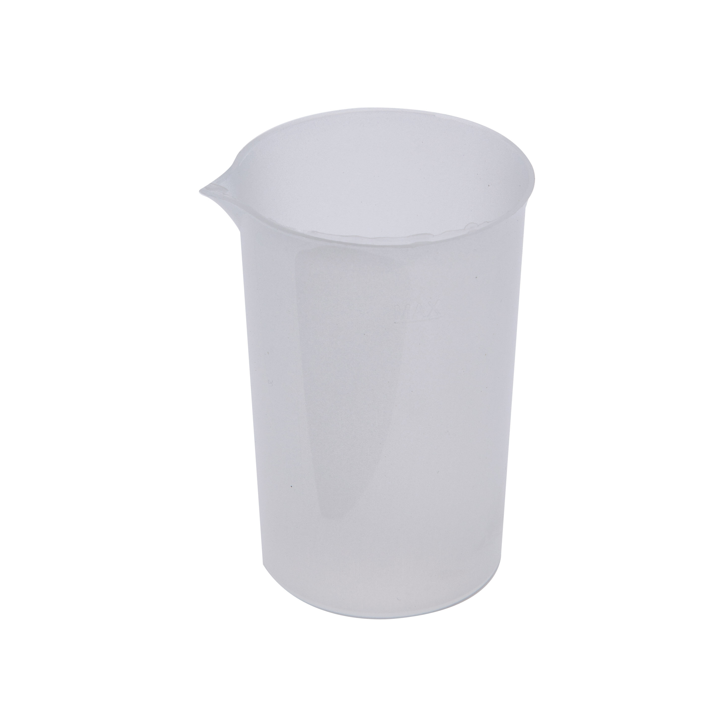 Un misurino in plastica trasparente con beccuccio su sfondo bianco.