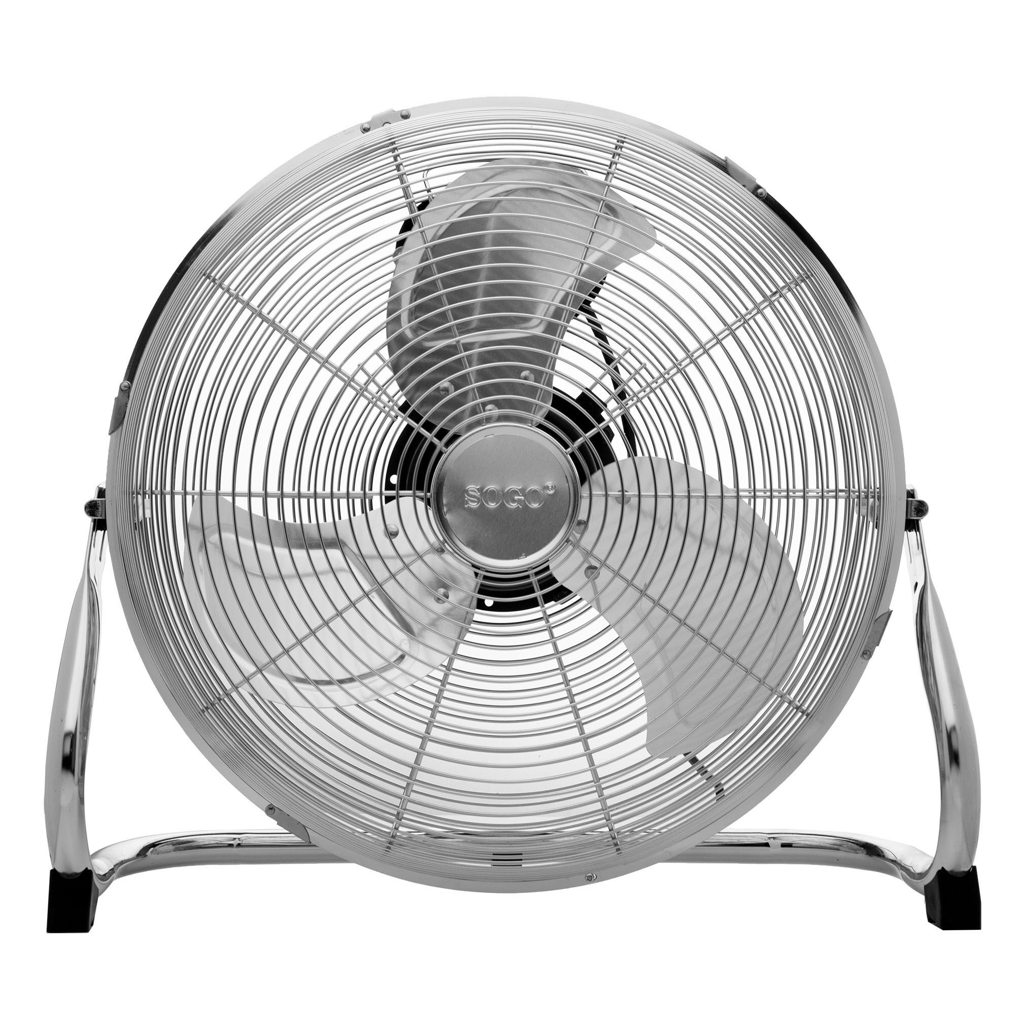 Ventilatore argentato con griglia metallica e tre pale su supporto.