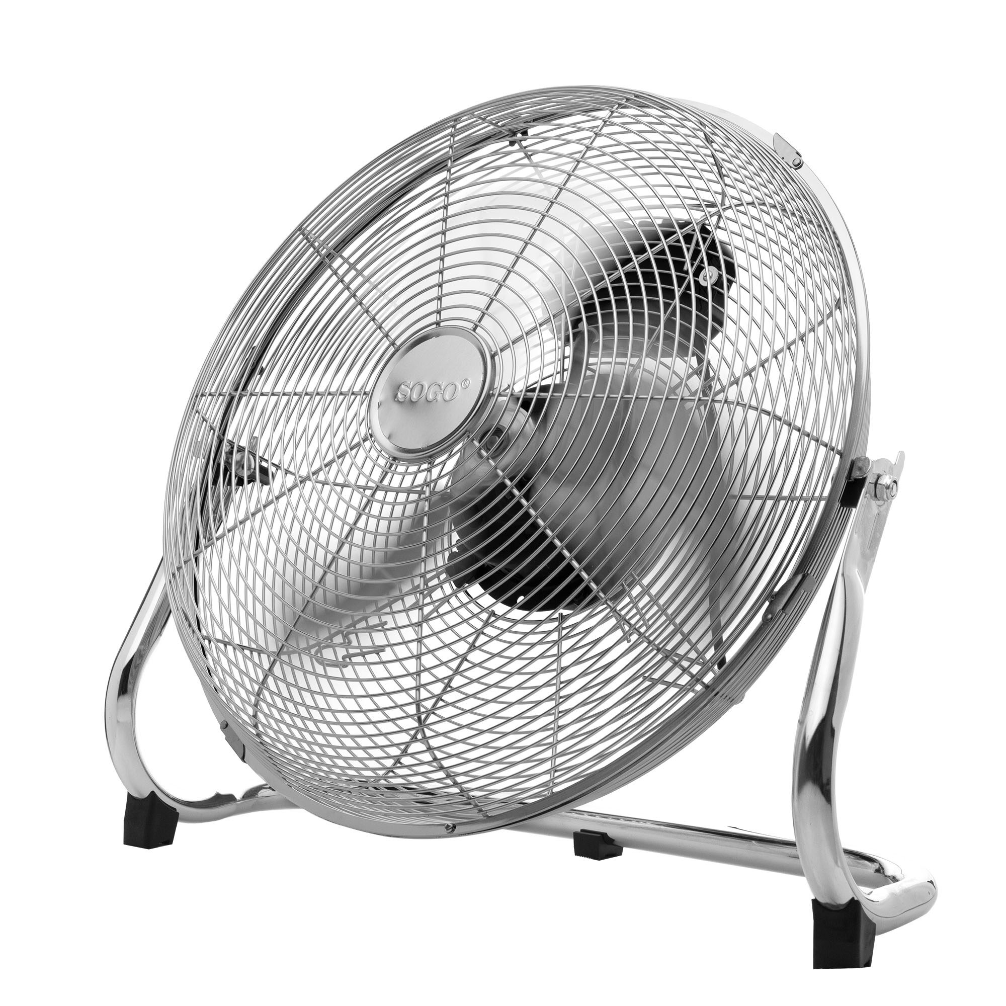 Un ventilatore da terra argentato con griglia metallica, su sfondo bianco.