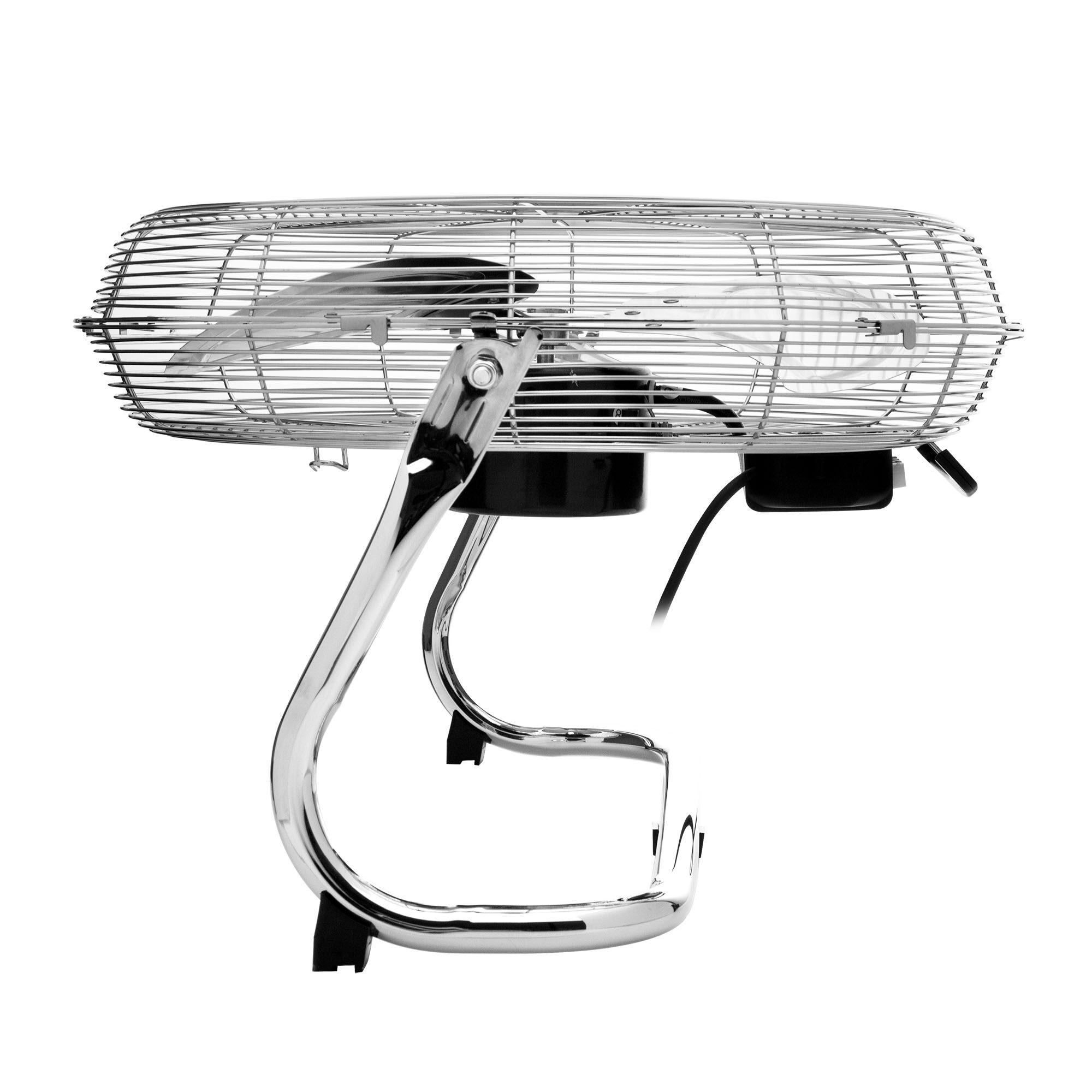 Un ventilatore da tavolo cromato con base e cavo neri.
