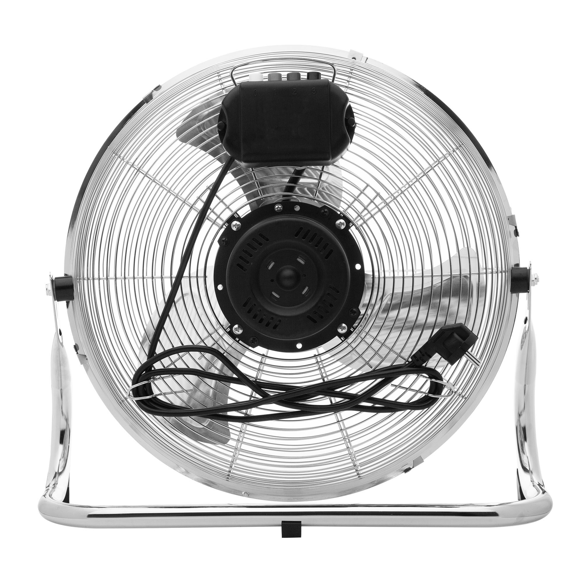 Un ventilatore color cromo con motore e cavo neri su sfondo bianco.
