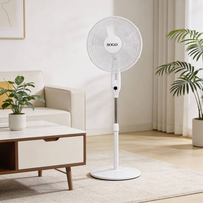 Un ventilatore da terra bianco è accanto a un divano e un tavolino in un soggiorno.
