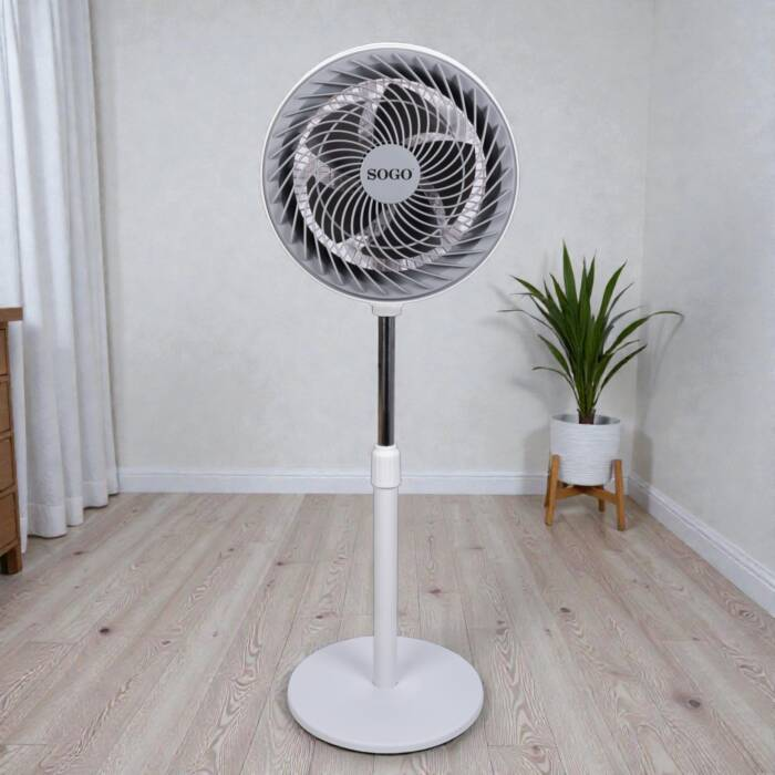 Un ventilatore bianco SOGO con accenti argentati su pavimento in legno.