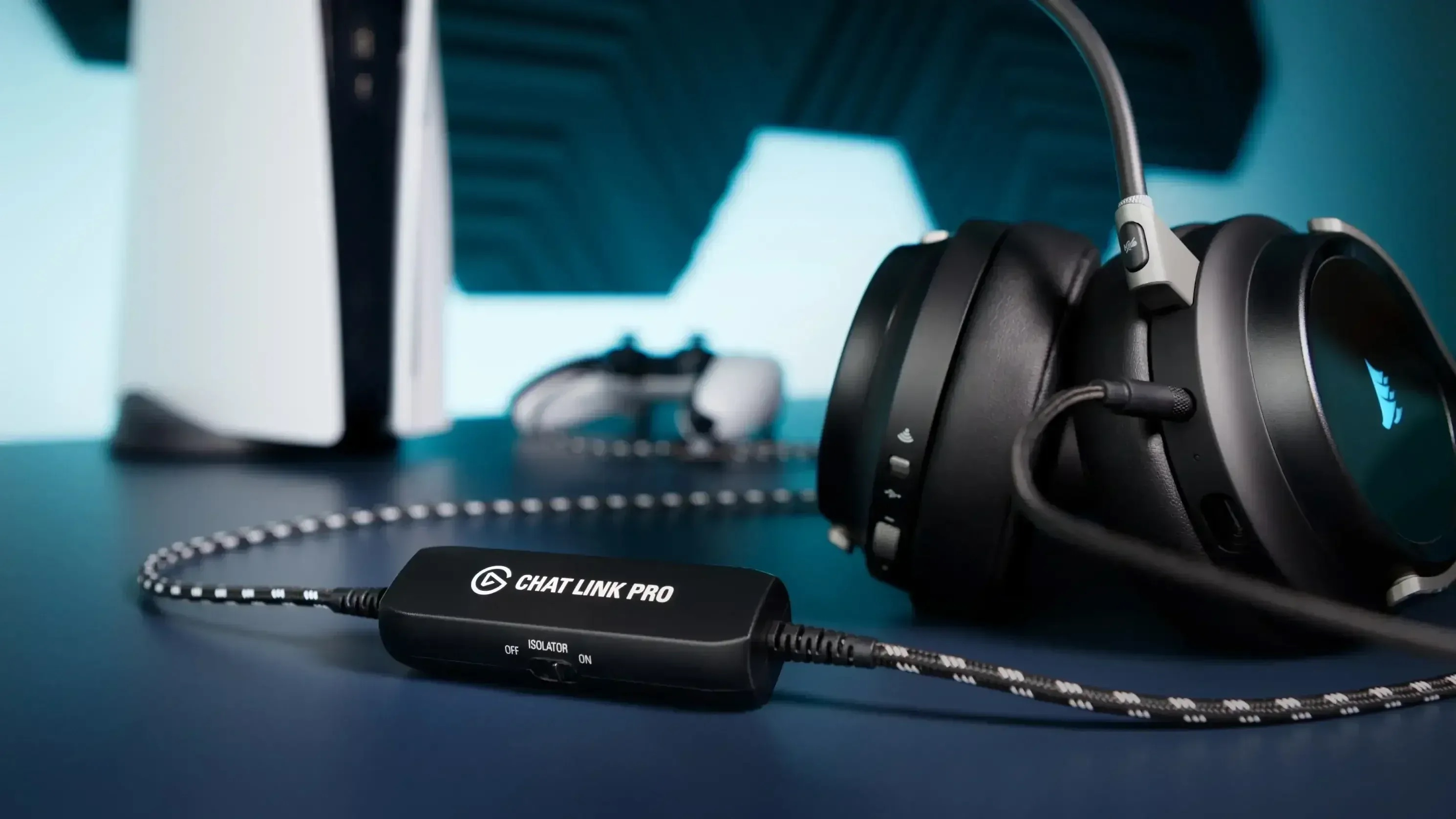 Un auricolare, un dispositivo di acquisizione e una console disposti su un tavolo scuro.