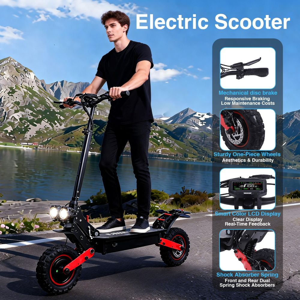 Un uomo guida uno scooter elettrico nero con accenti rossi, montagne sullo sfondo.