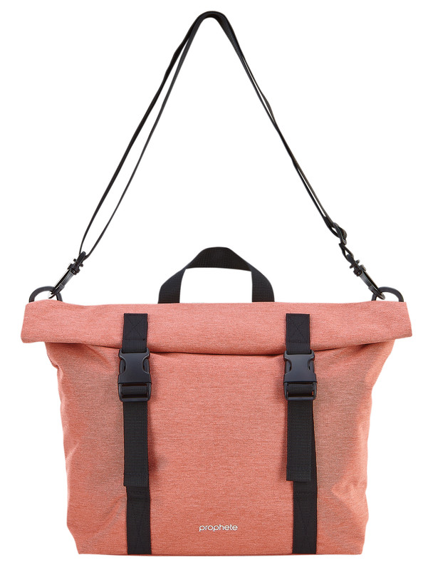 Eine korallenfarbene Tasche mit schwarzen Trägern und Schnallen, oben aufgerollt.