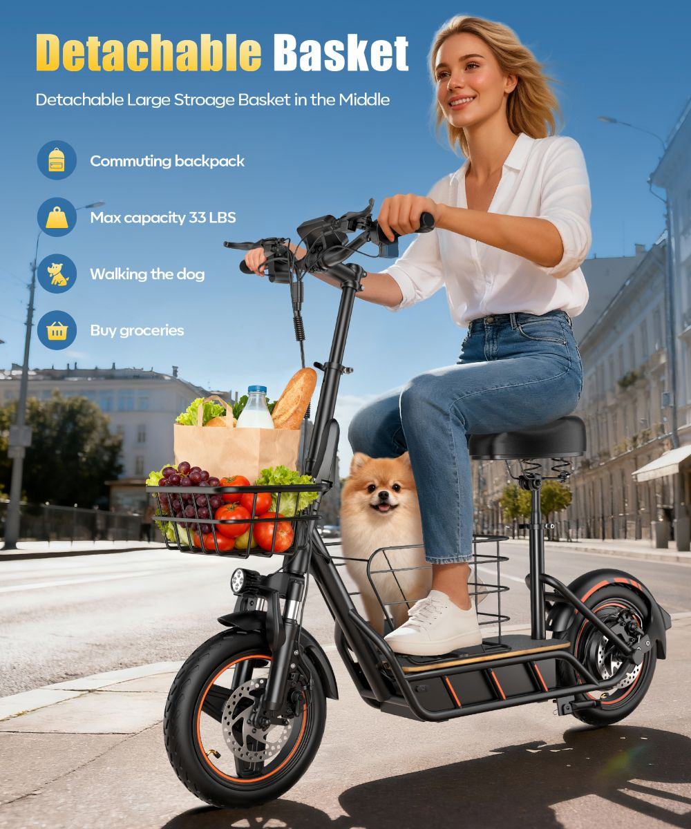 Una donna guida uno scooter elettrico con un cane e la spesa nel cestino.