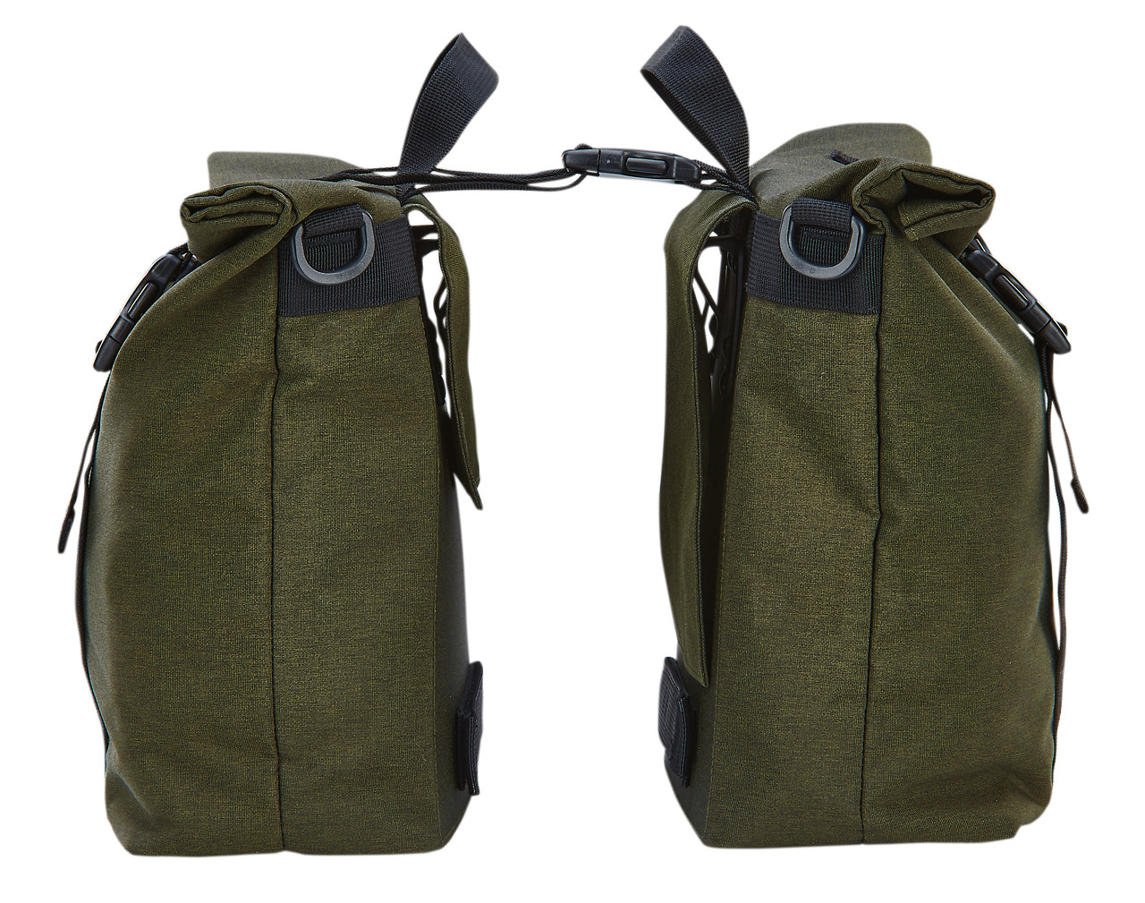 Zwei grüne Fahrradtaschen mit schwarzen Schnallen und Riemen, verbunden durch ein Kabel.